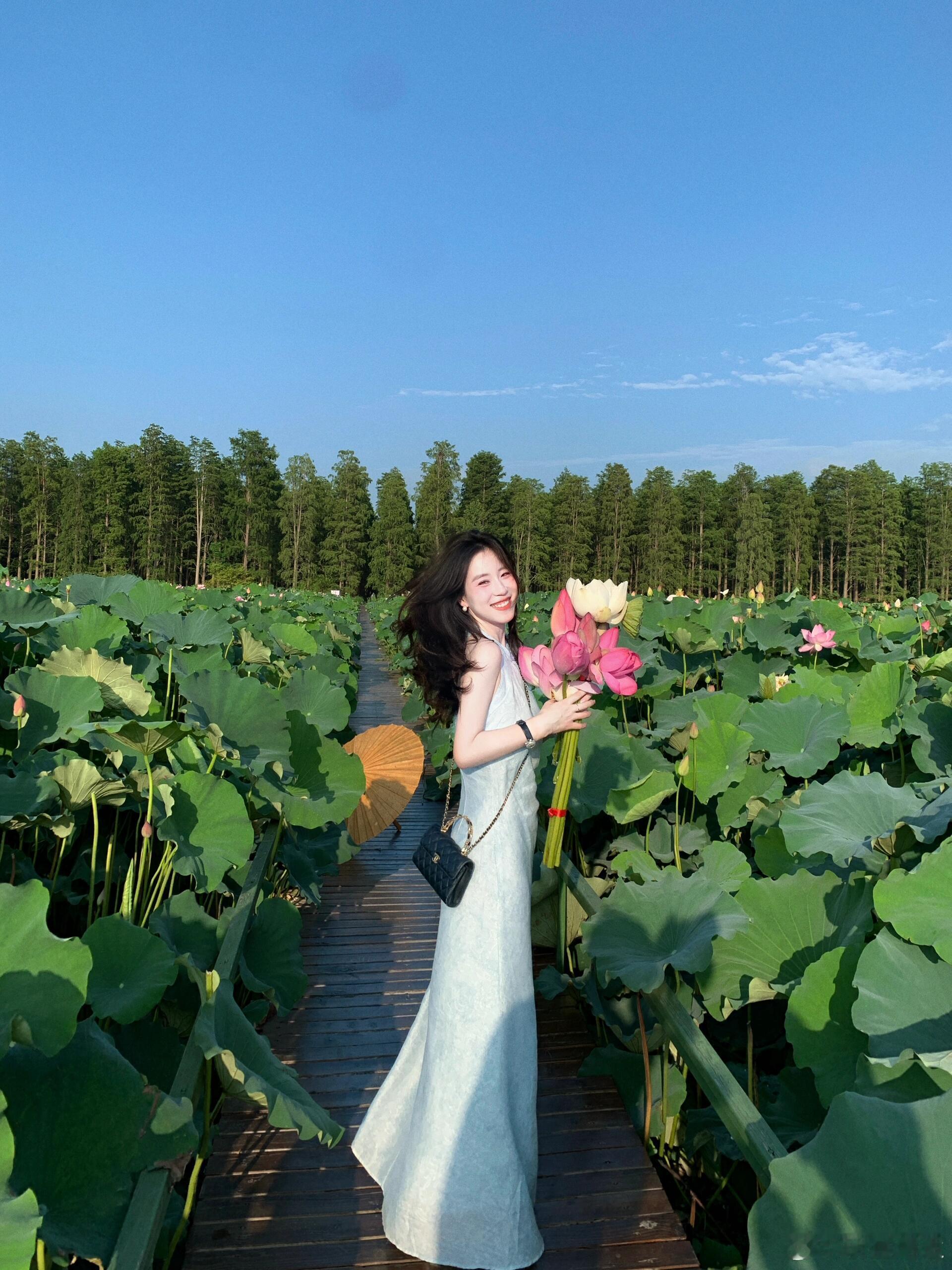🌿夏日荷塘边的清新穿搭，美成一幅画🌿🌸今天在一片碧绿的荷塘边，拍出了超级满