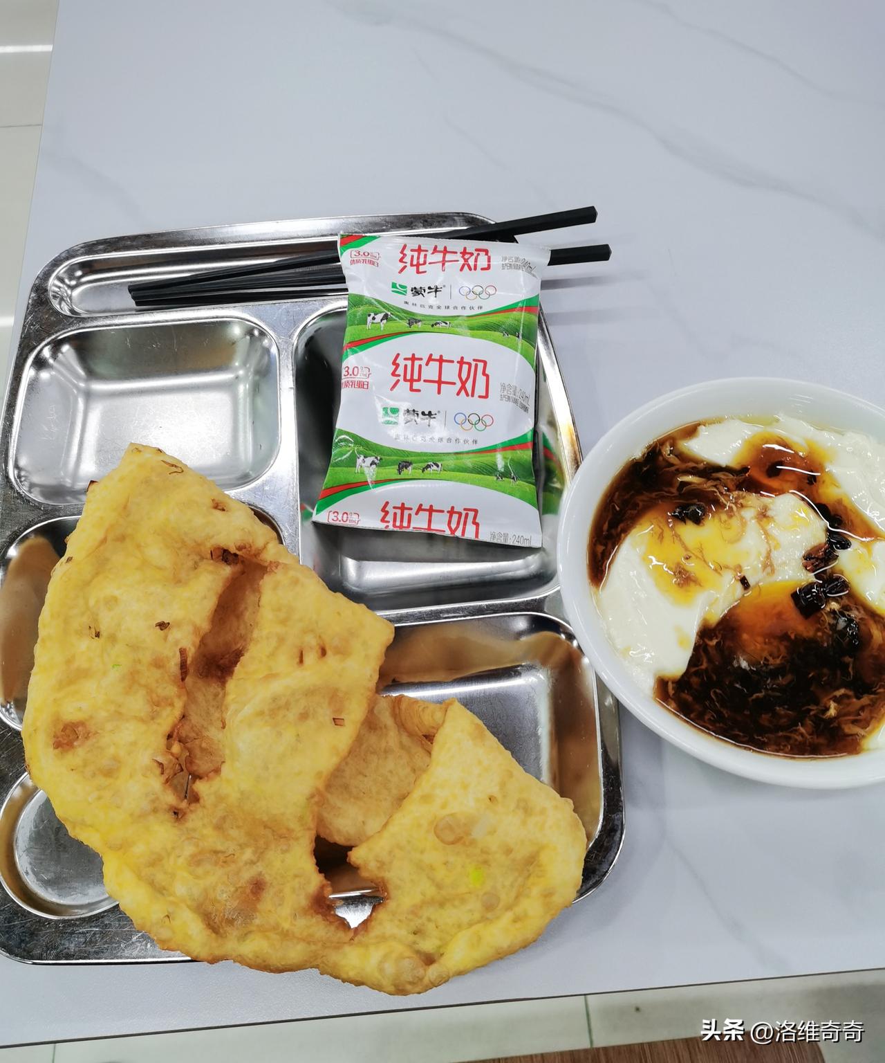 早上吃豆腐脑配炸饼，
炸饼泡进碗里，
一用力直接沉底，
老板看了一眼：你这不是吃