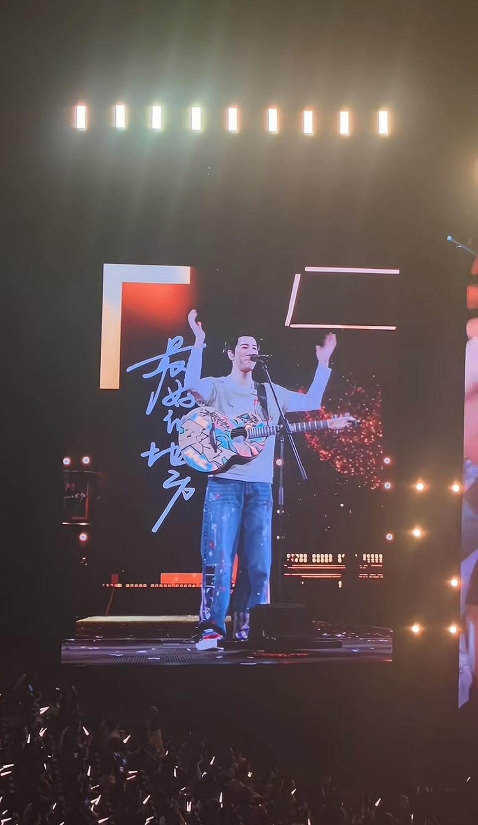 🎤🎶 舞台上的她闪闪发光，台下的我们跟着一起嗨翻天！每一个音符都像是有魔力一