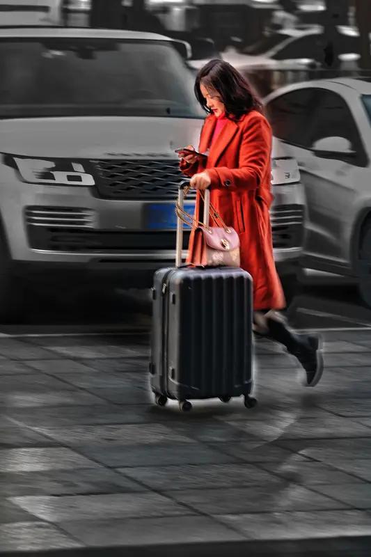 “社恐”出行焦虑我太懂了！我以前也是聚会躲角落玩手机，快递敲门就屏住呼吸。其实社