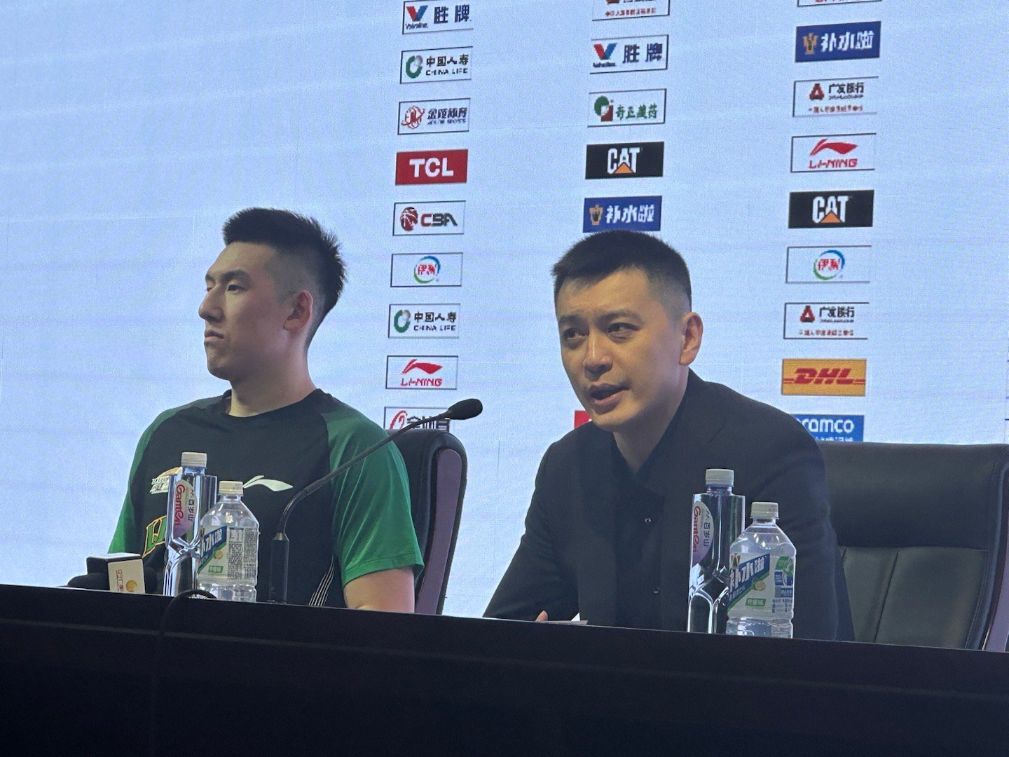 赛后发布会，杨鸣指导和付豪出席 沈阳·辽宁体育馆