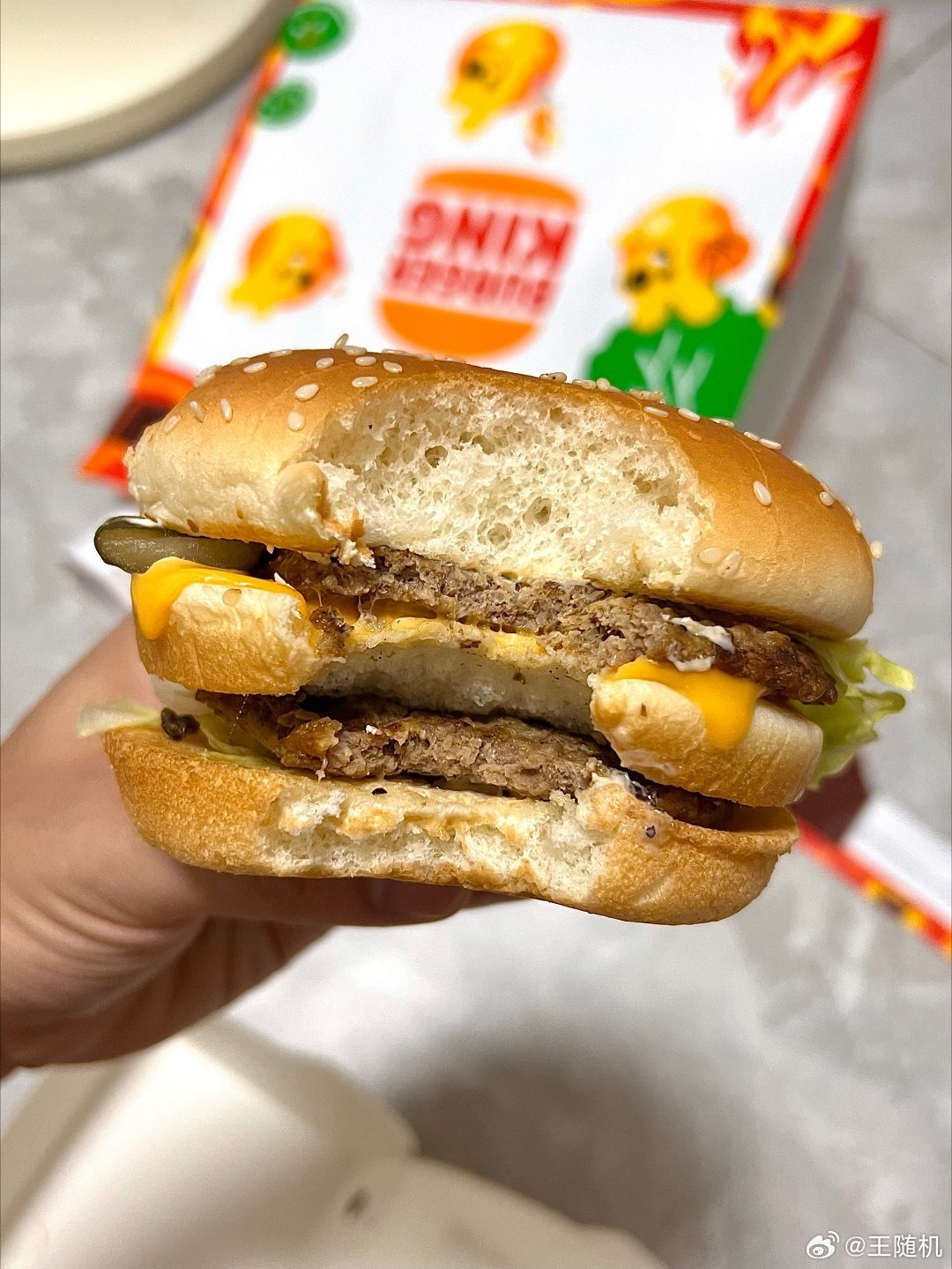 麦当劳回应汉堡变小了好久没吃过麦当劳了，最近吃汉堡都点汉堡王了，一个汉堡就撑了，