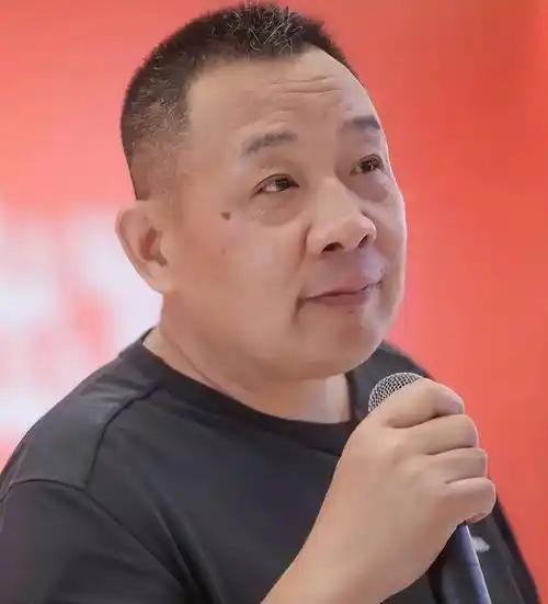 清华教授柳冠中语出惊人，他直言："无人机、无人驾驶、无人商店、无人酒店、无人银行
