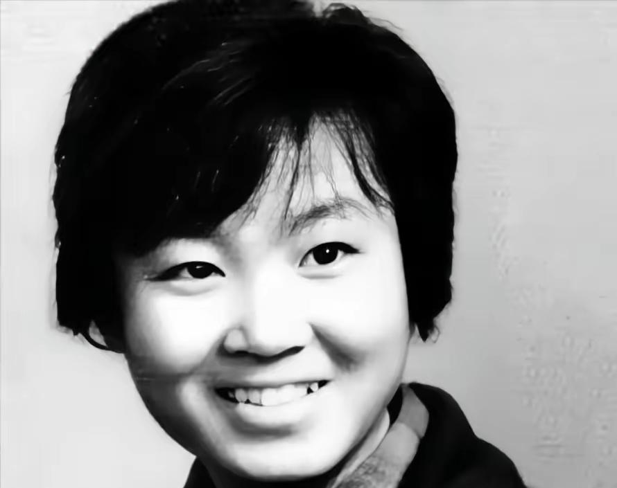 1974年，21岁女知青，夜间独自去厕所，却神秘失踪。连队将整座山都翻了遍，却依