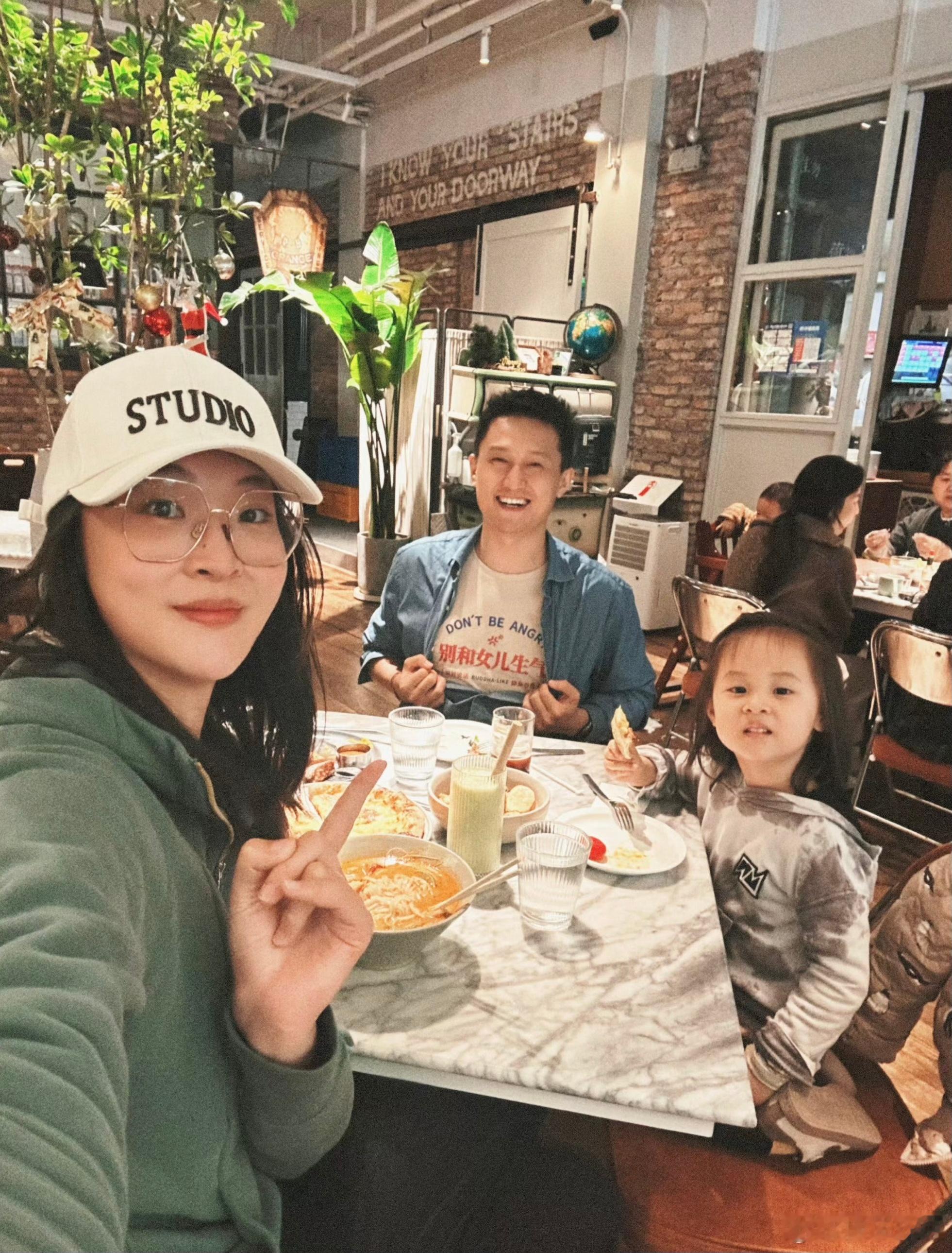 惠若琪一家三口聚餐！我发现2个颇为有趣的现象1、大家发现没，惠若琪老公穿了一件白