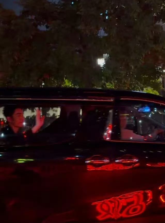 战儿还在车上开窗打招呼了也是轮上我担开窗打招呼了我一点都不羡慕 