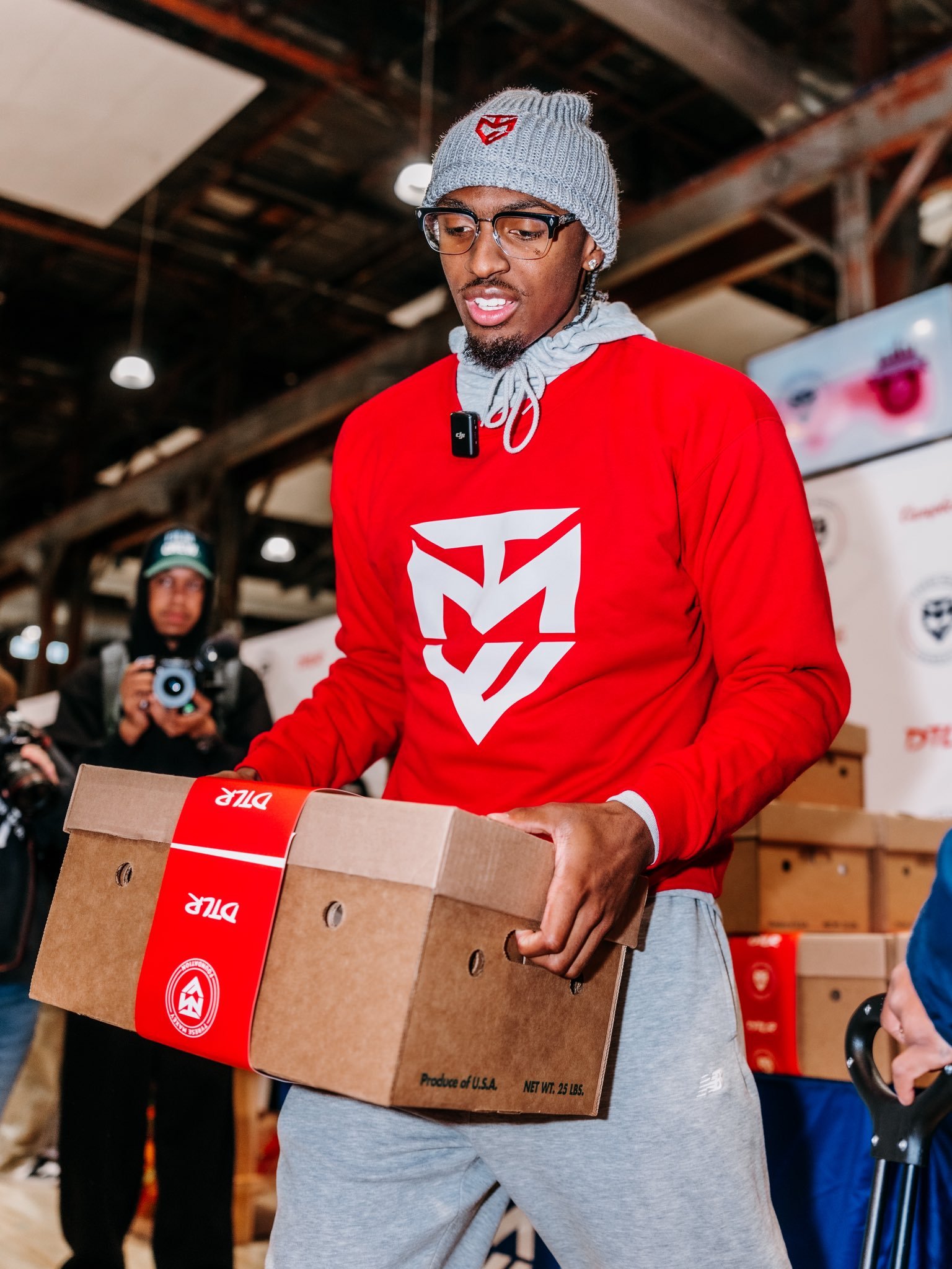 “暖心小马”！今日，泰雷斯·马克西及其基金会举办年度火鸡捐赠活动，向当地社区发放