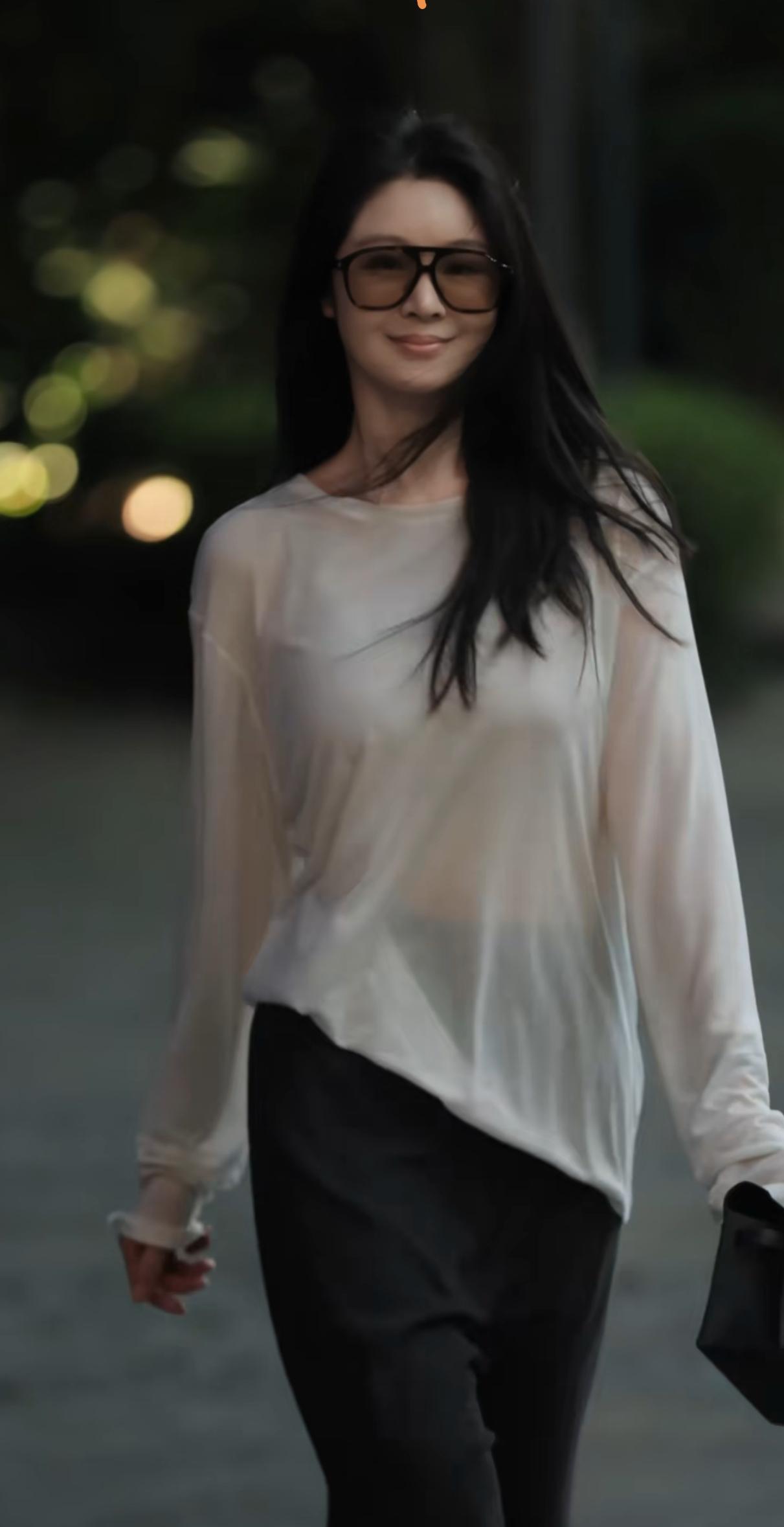 我戴眼镜容易滑落，低头写字总要用手扶。他悄悄买了防滑耳勾，午休时小心翼翼帮我装在