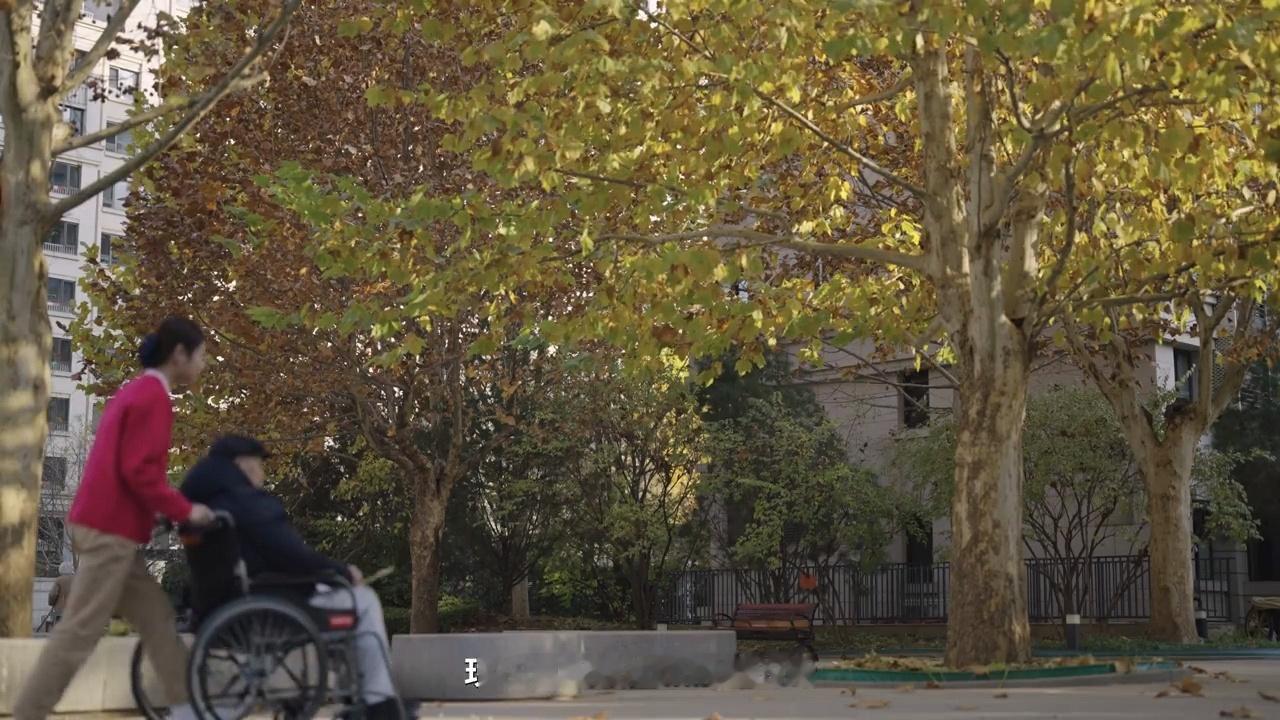 格西王姆6岁失去父母，17岁入行，兜里没什么钱，就想把别人给过她的暖，递出去。郝