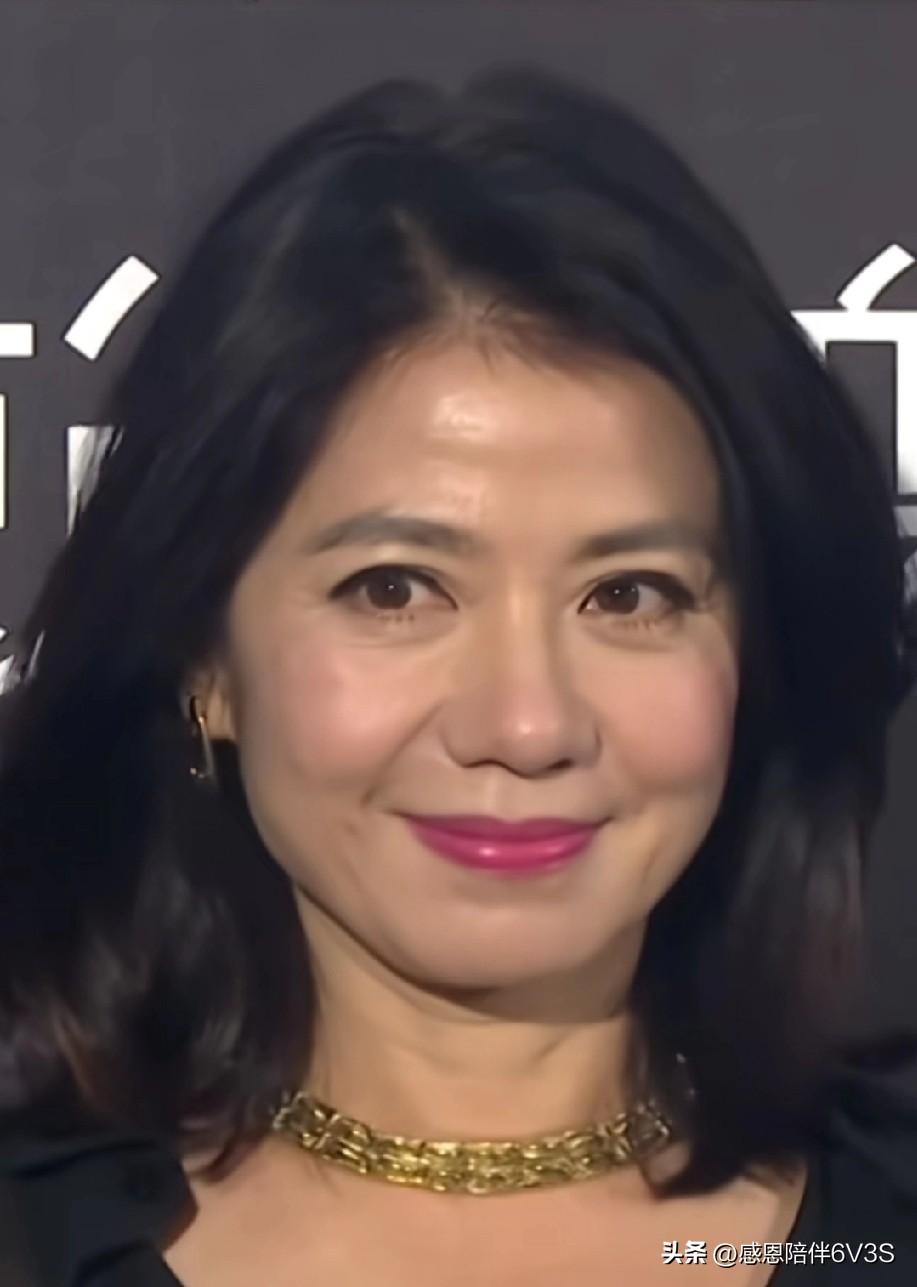 钟楚红真的越老越有味道，笑容依旧迷人，气质优雅又从容，完全看不出岁月痕迹，耐看又