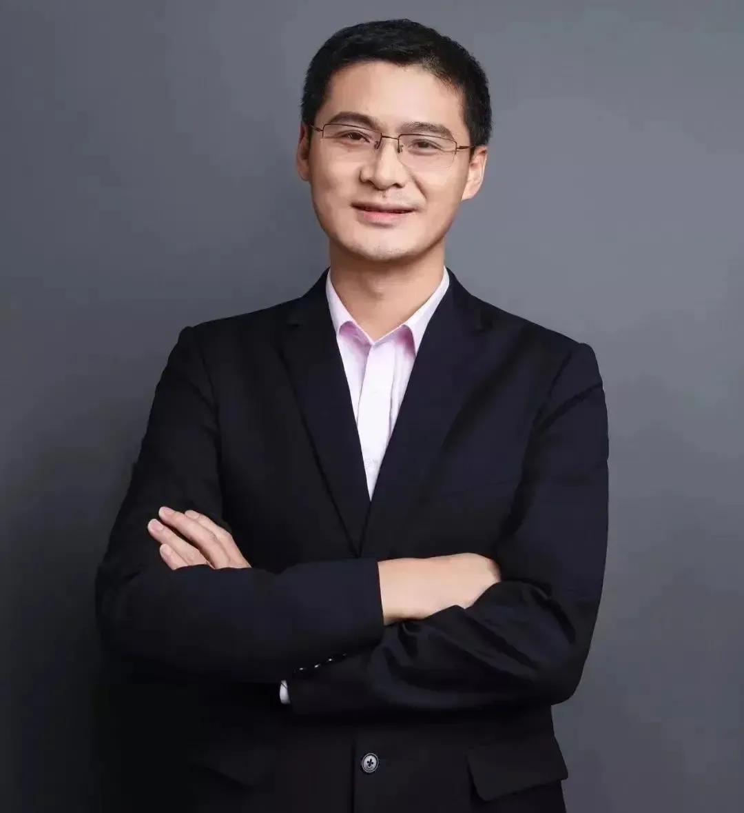 罗翔老师说：
“人最有魅力的时候，
就是对周围的一切
人和事物都不在乎的时候。