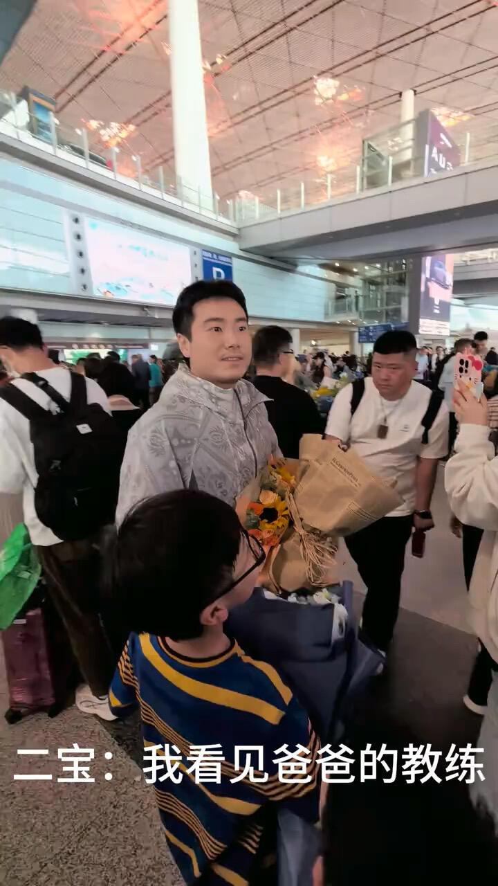 梁靖崑俩大儿的出镜率越来越高了，真得就是爸爸归来，就来接爸爸回家！
大胖的家庭关
