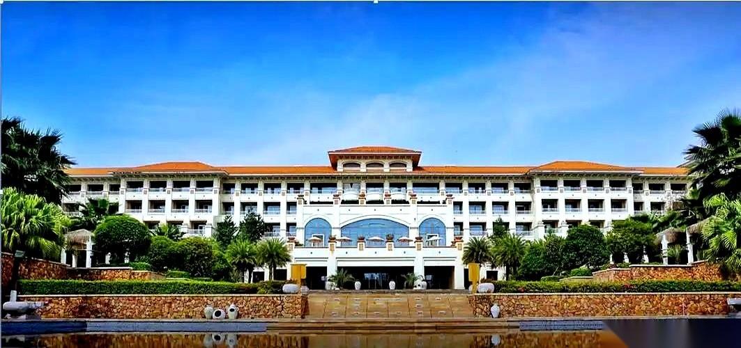 前台还在笑脸迎客办入住，这家开了15年的老牌五星级酒店，名字已经被悄悄挂上了法拍