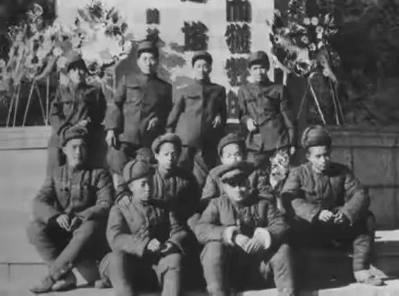 第一张照片是 1950年10月入朝前夕，毛岸英（后排左二）和战友们在丹东烈士陵园