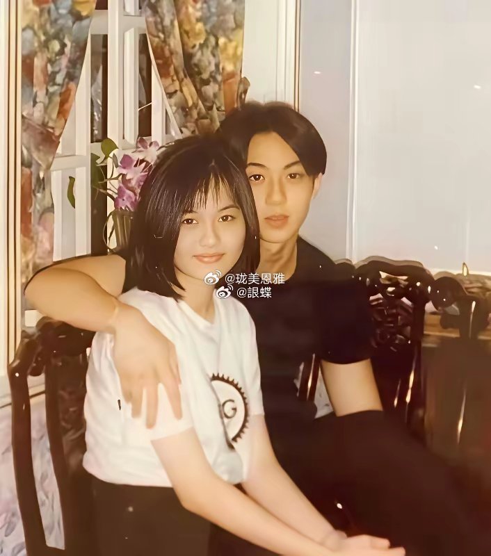 吴尊少年时与太太的合照初吻发生在她家客厅林丽莹相貌平平，家庭条件优越吴尊自己也提