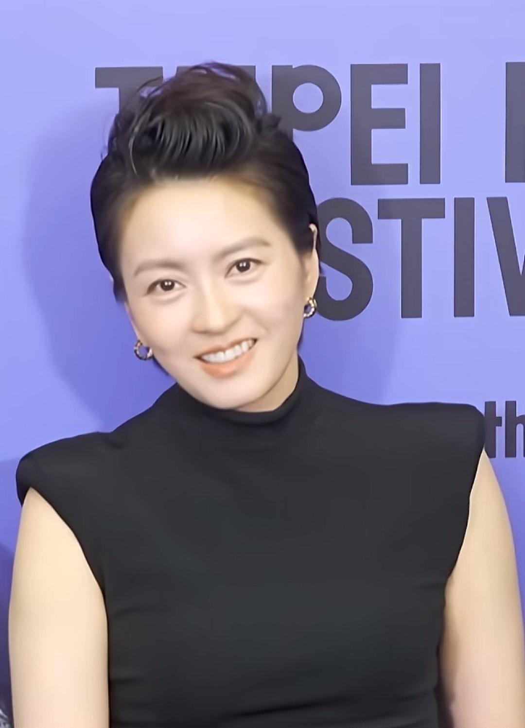 紫衣美人，笑靥如花。还是那么漂亮，还认识她吗紫衣佳人写真 。