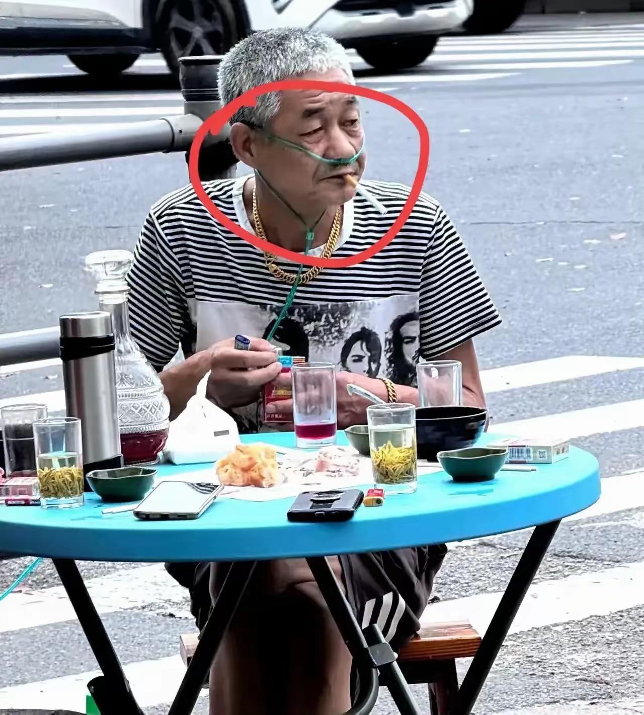 六十来岁的两口子，还在开粮油店，起早贪黑拼命地挣钱，只是因为有一个刚考完大学的儿