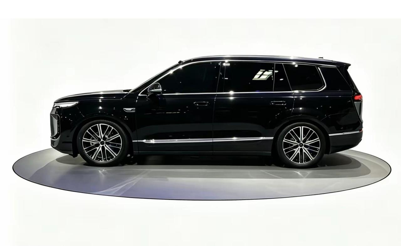 在等比亚迪海狮08的朋友，我告诉你们：一定要选深色！为什么呢？直接看这台黑色版本