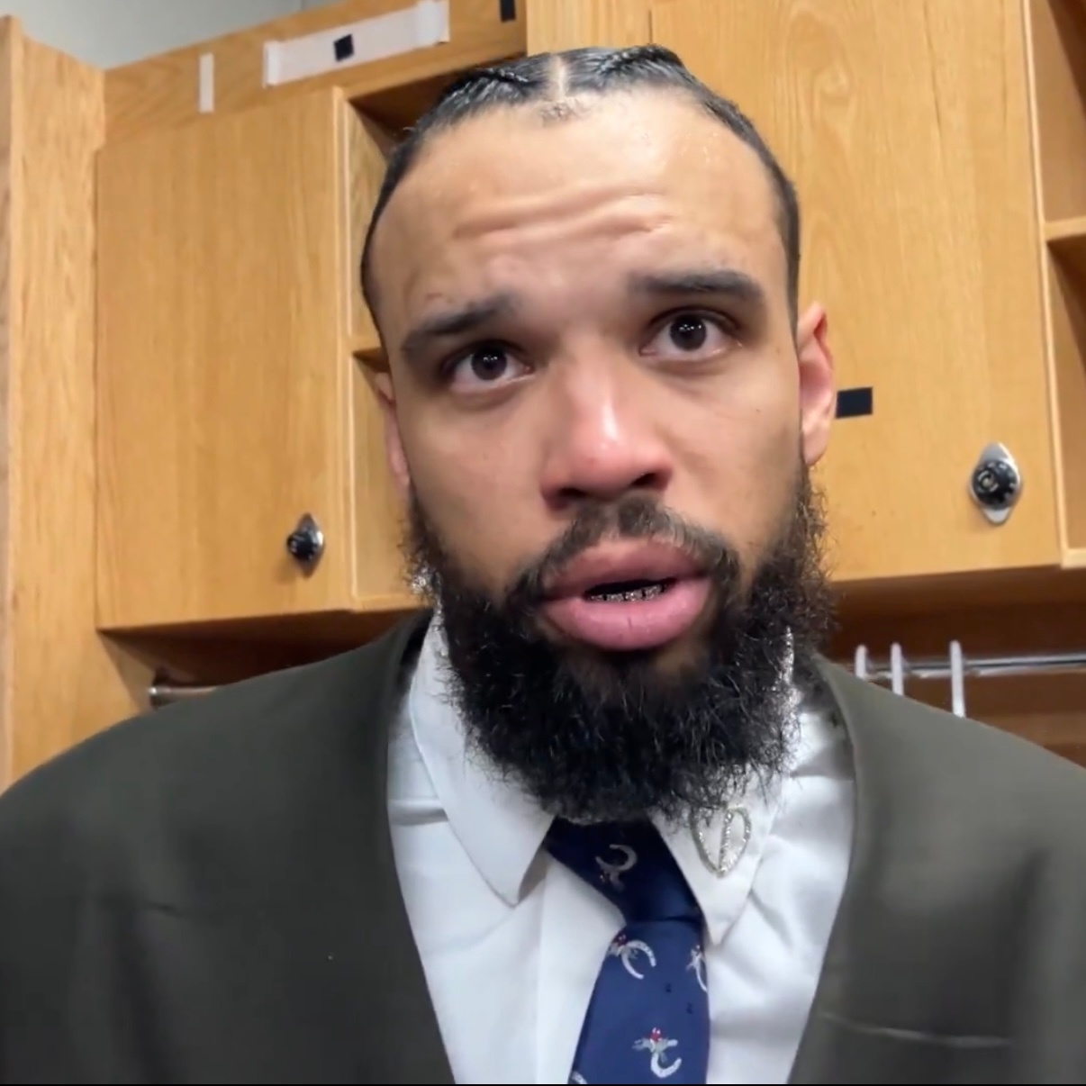 狄龙赛后：“你们应该采访裁判。”哈哈哈🤣🤣布克赛后炮轰裁判