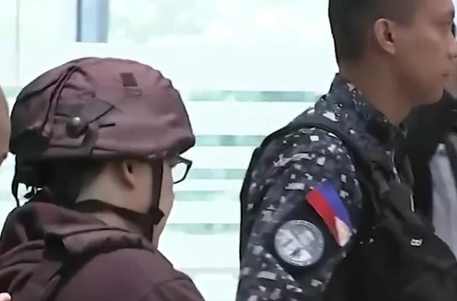 菲首都立法机构上演了一出“猎人变猎物”的闹剧，9名全副武装的特工原本气势汹汹去抓