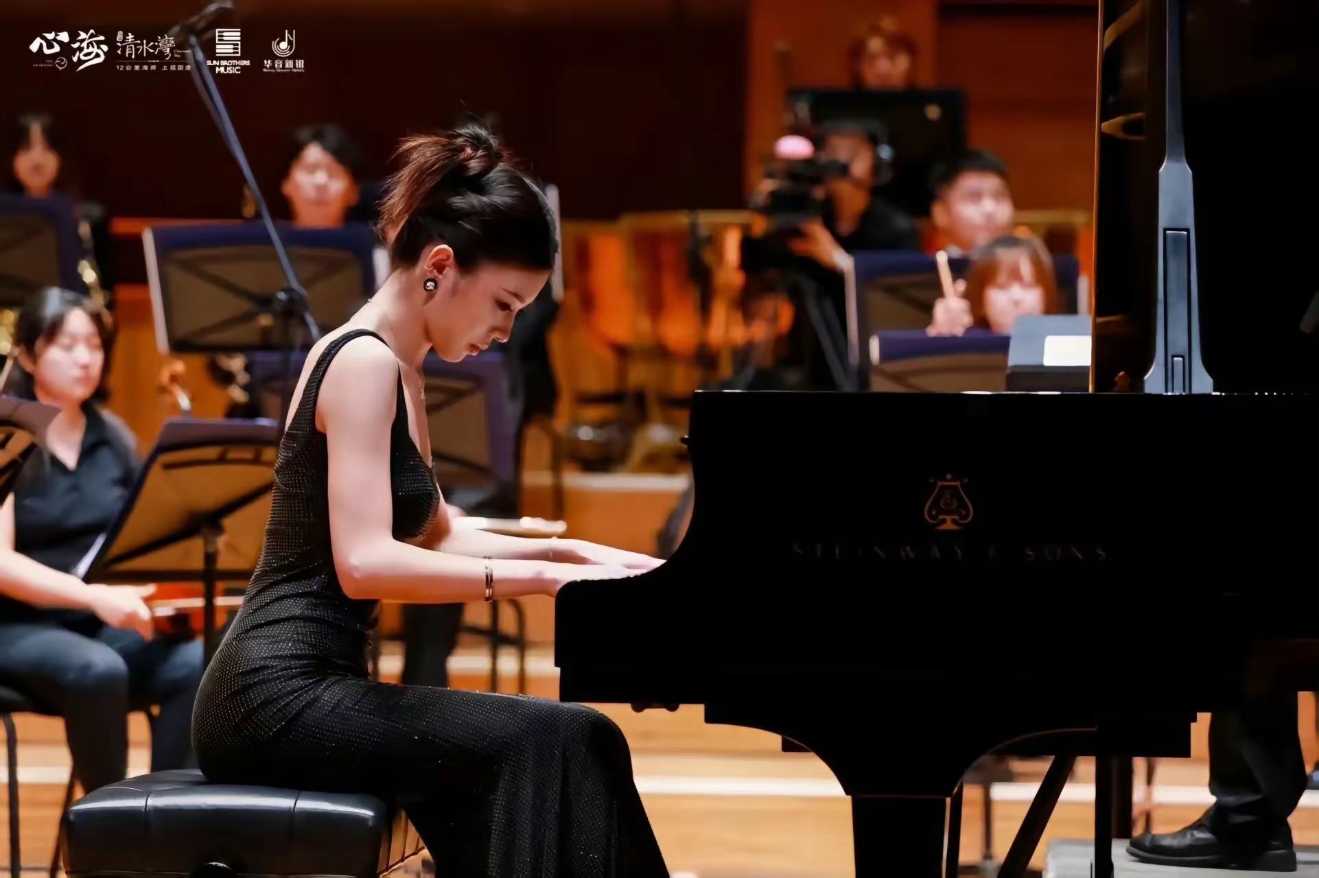 汪曼熙和醒醒同在北京音乐厅演出！汪峰作为爸爸，一碗水没有端平。对曼熙不予理睬对醒