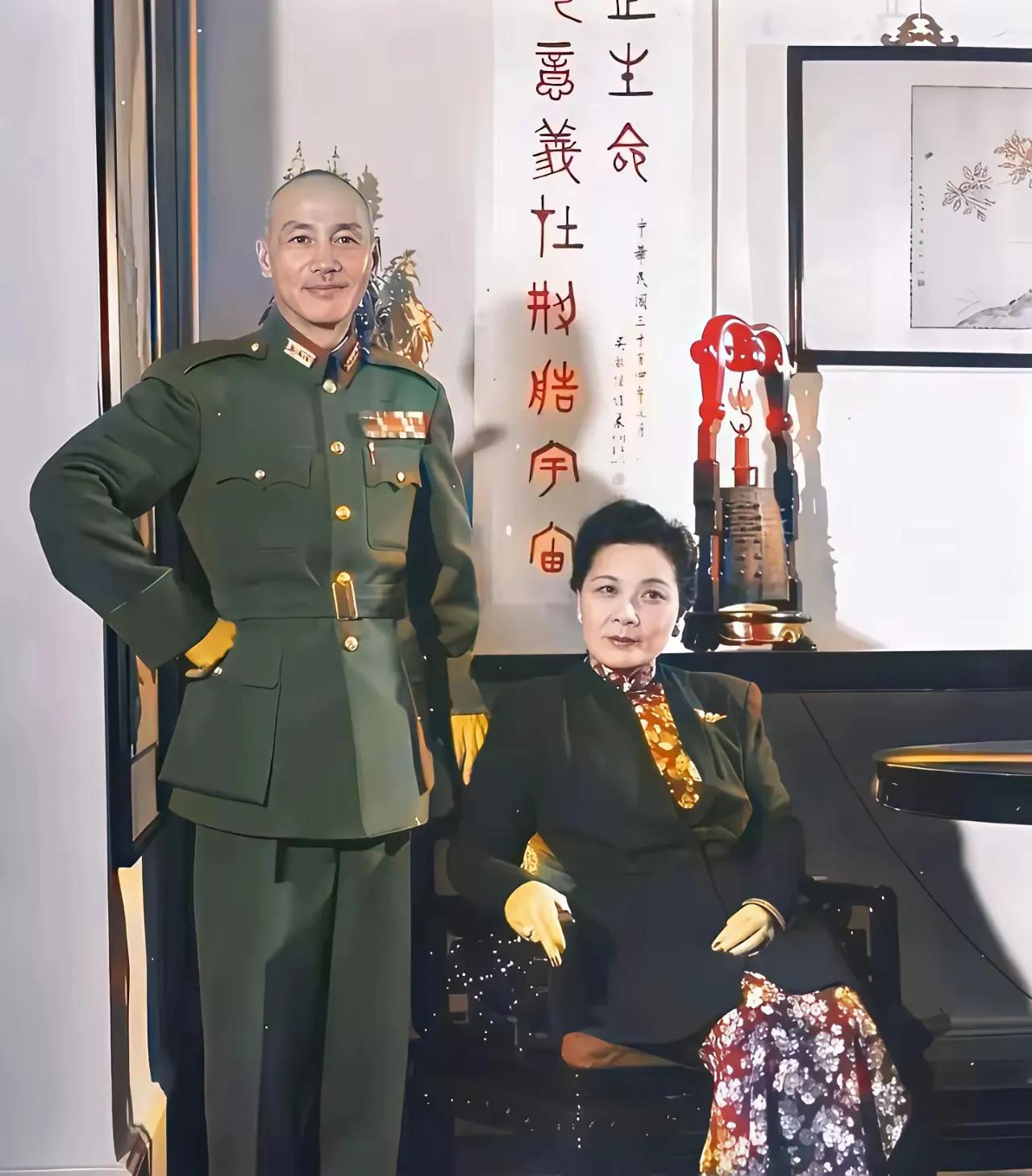 这是蒋介石夫妇，一个败走台湾，负隅顽抗，杀害吴石等革命烈士，阻挡国家统一的大好机