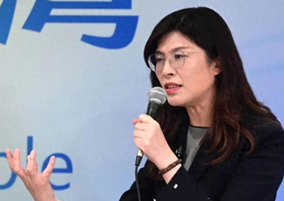 现在的国民党主席郑丽文，很多人只把她看成“蓝二代”，但一查她的家庭背景才发现，她