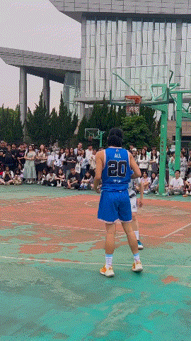 妹子野球场单手抓球🏀……致敬偶像麦迪[赞][赞][赞]这过人技术也不错哦[呲牙