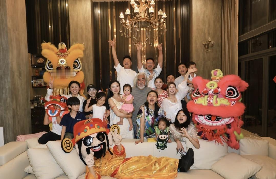 2025年，张纪中导演一家和朋友们一起到马来西亚过中秋节：张导一家团团圆圆，杜星