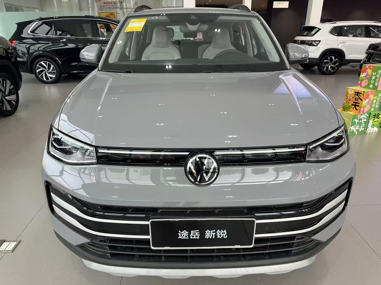 来给亲戚的车换前挡，顺便看看新款的途岳，只能说，也就那么回事。
亲戚的车就是途岳