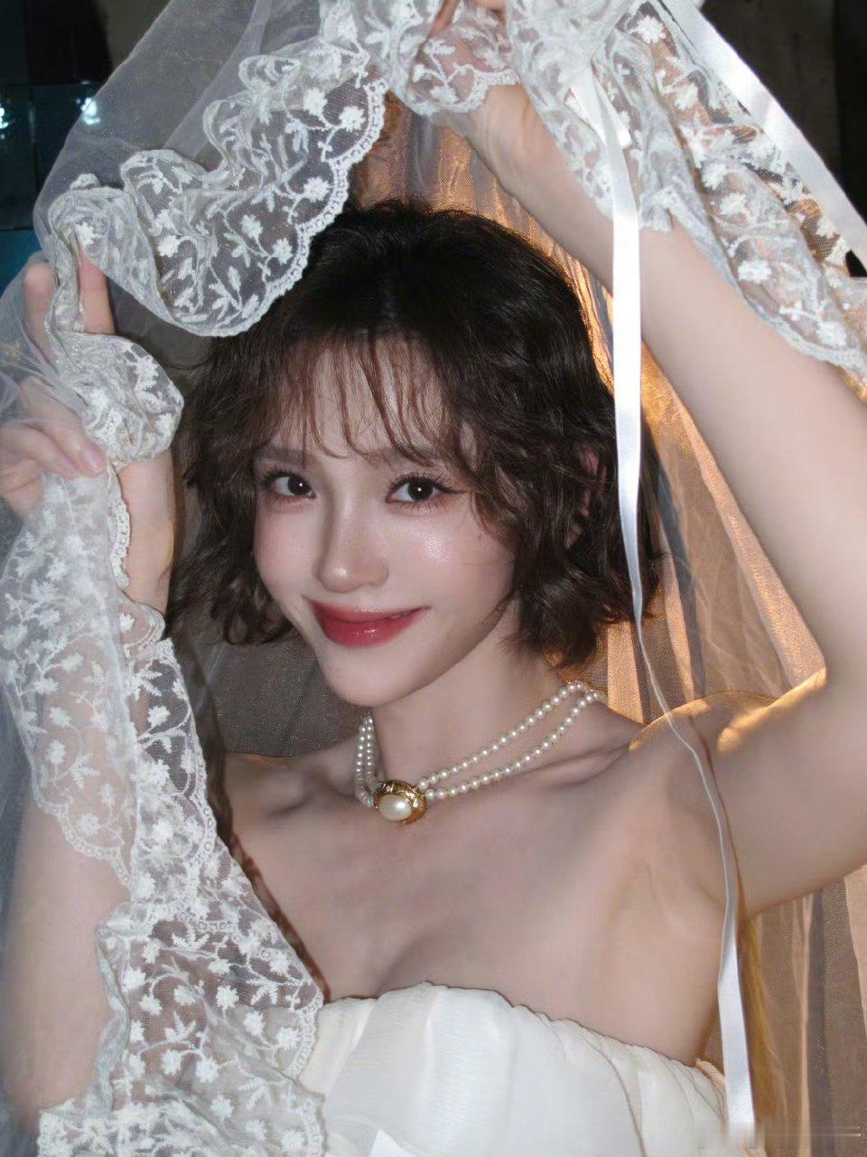 唐艺昕写真忘p创可贴了唐艺昕油画bjd唐艺昕的造型完全就是真人油画bjd，柔和光