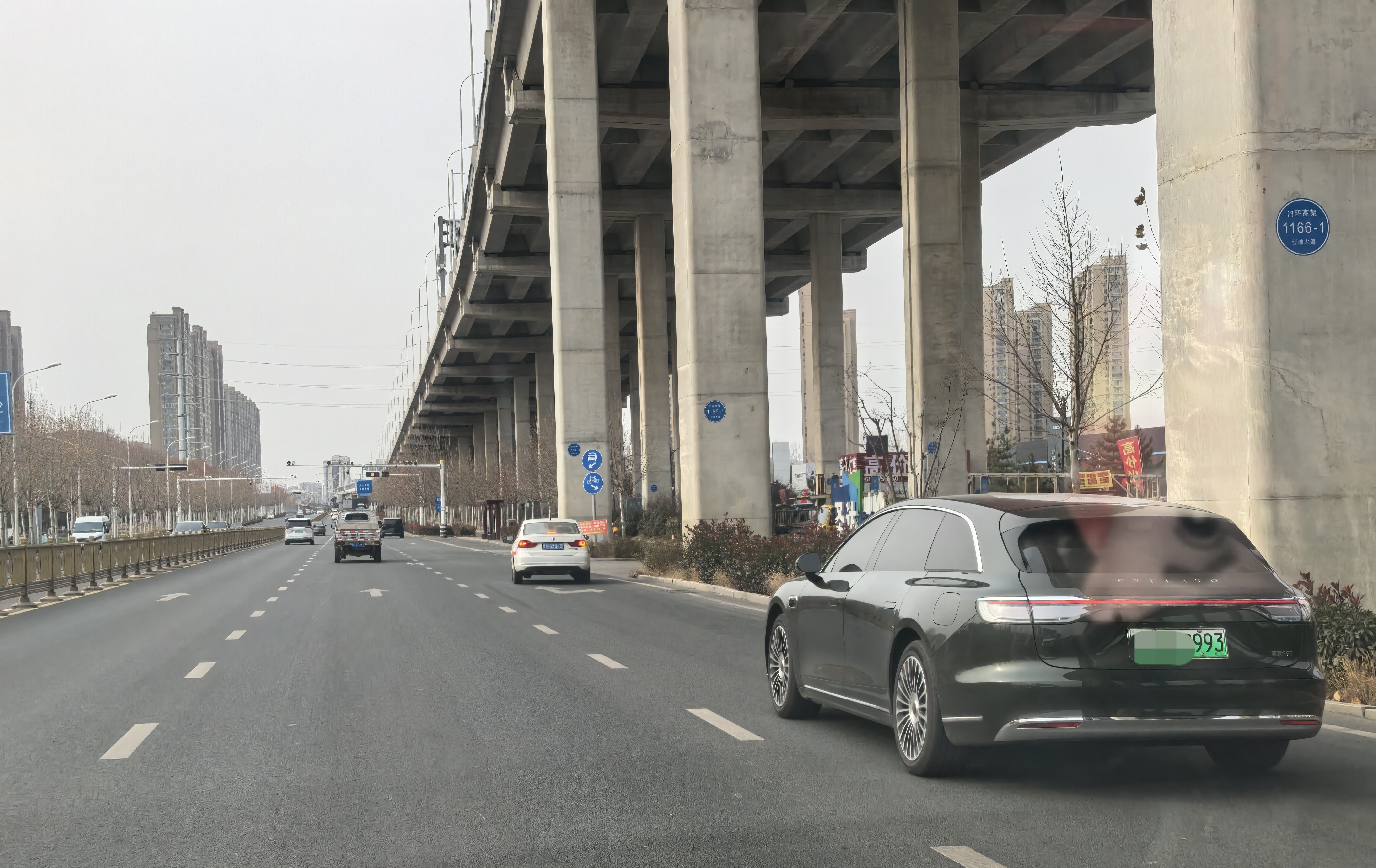 路上遇到享界S9T，跑起来的姿态太帅了，说一句100万内最好看的旅行车不过份吧 