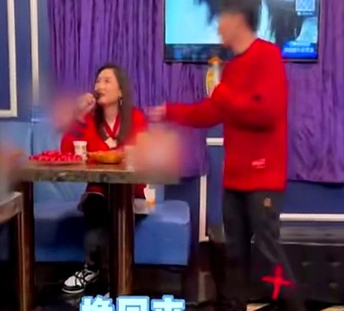 唱《自由飞翔》只配得50.39分，玲花当场脸就僵了。
 
玲花指着屏幕，一脸不敢