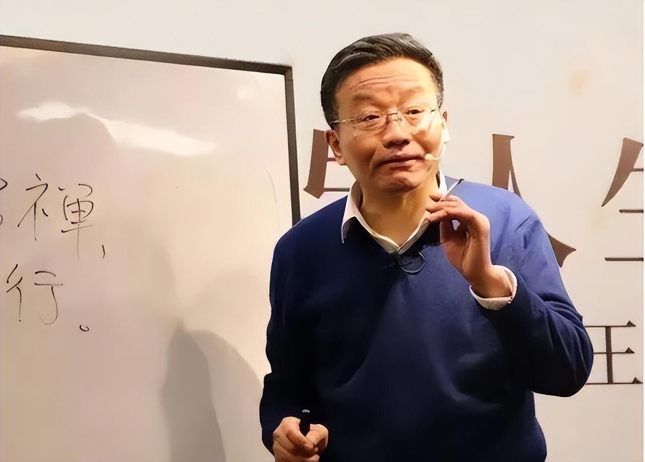 [中国赞]复旦教室里，67岁的王德峰看着底下黑压压的300个学生，突然来了句：“