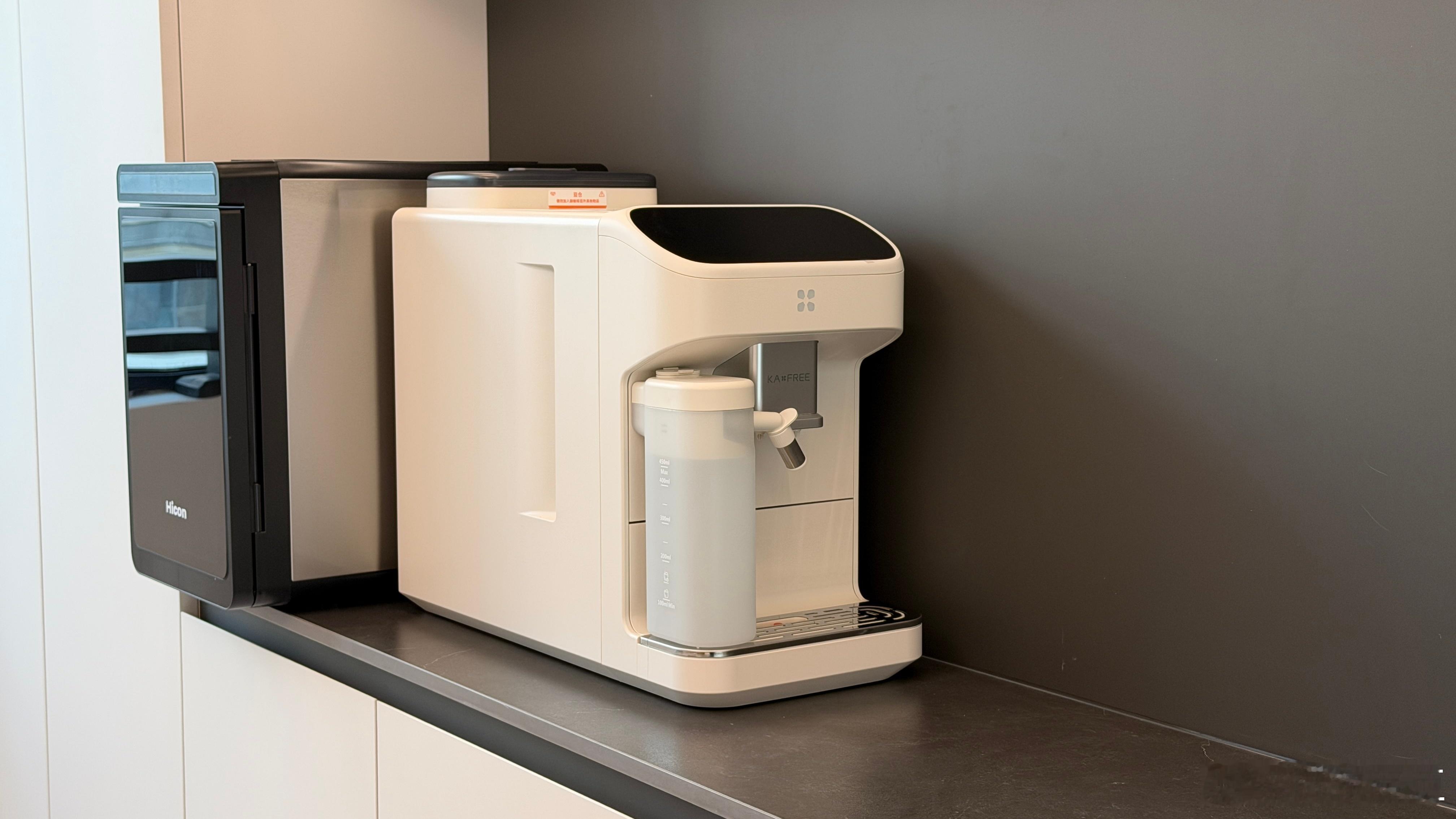 办公室进度+1最近就是购买一些电子物料啦左边黑色的是大号制冰机（惠康制冰机）右边