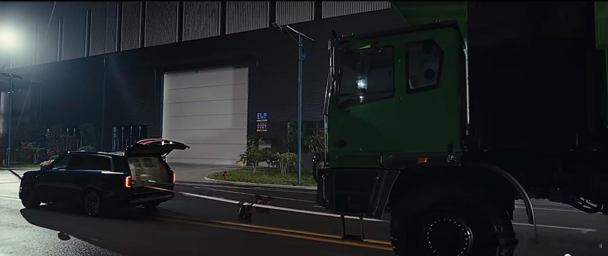 小米澎程用滑轨拉动55吨徐工矿卡昨天预告片放出，全网都在猜拔河、猜对撞，今天结果