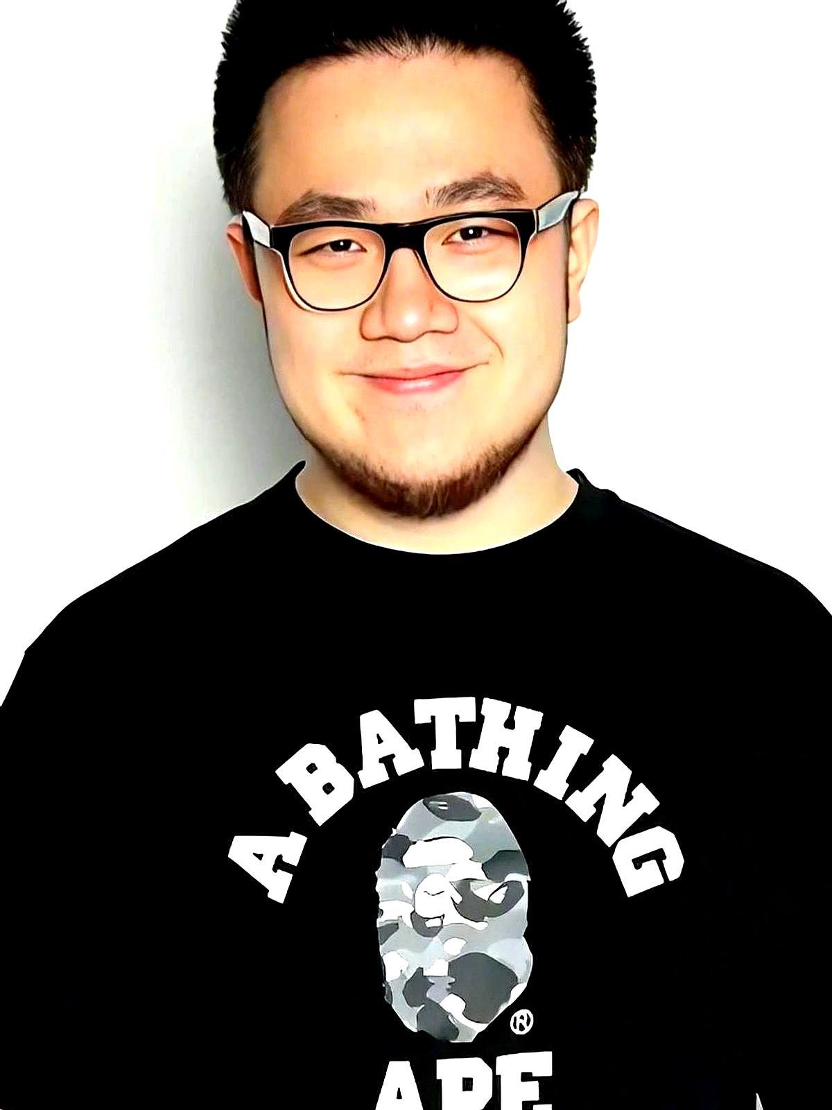 巴图这名字，满语里叫“勇士”。
 
可网上老拿“不姓英”涮他，好像离了那仨字母就