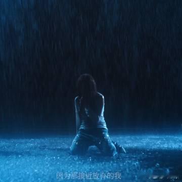 孟佳淋雨下跪镜头 救命！孟佳的淋雨下跪镜头太绝了！一镜到底的压迫感和感染力，直接