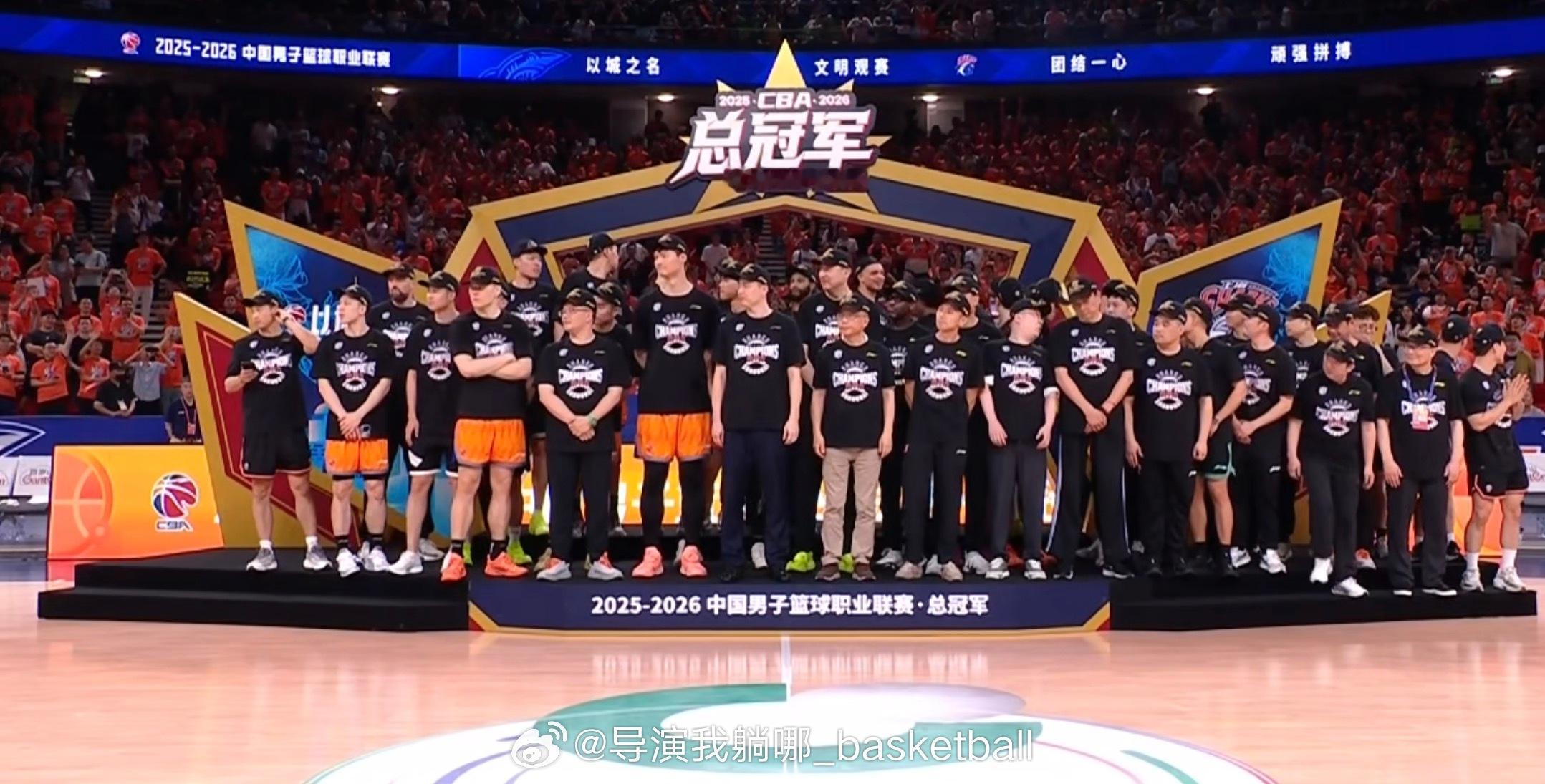 上海久事外援怀特塞德没有出现在颁奖仪式现场，他缺席总决赛的具体原因细节很快会有官