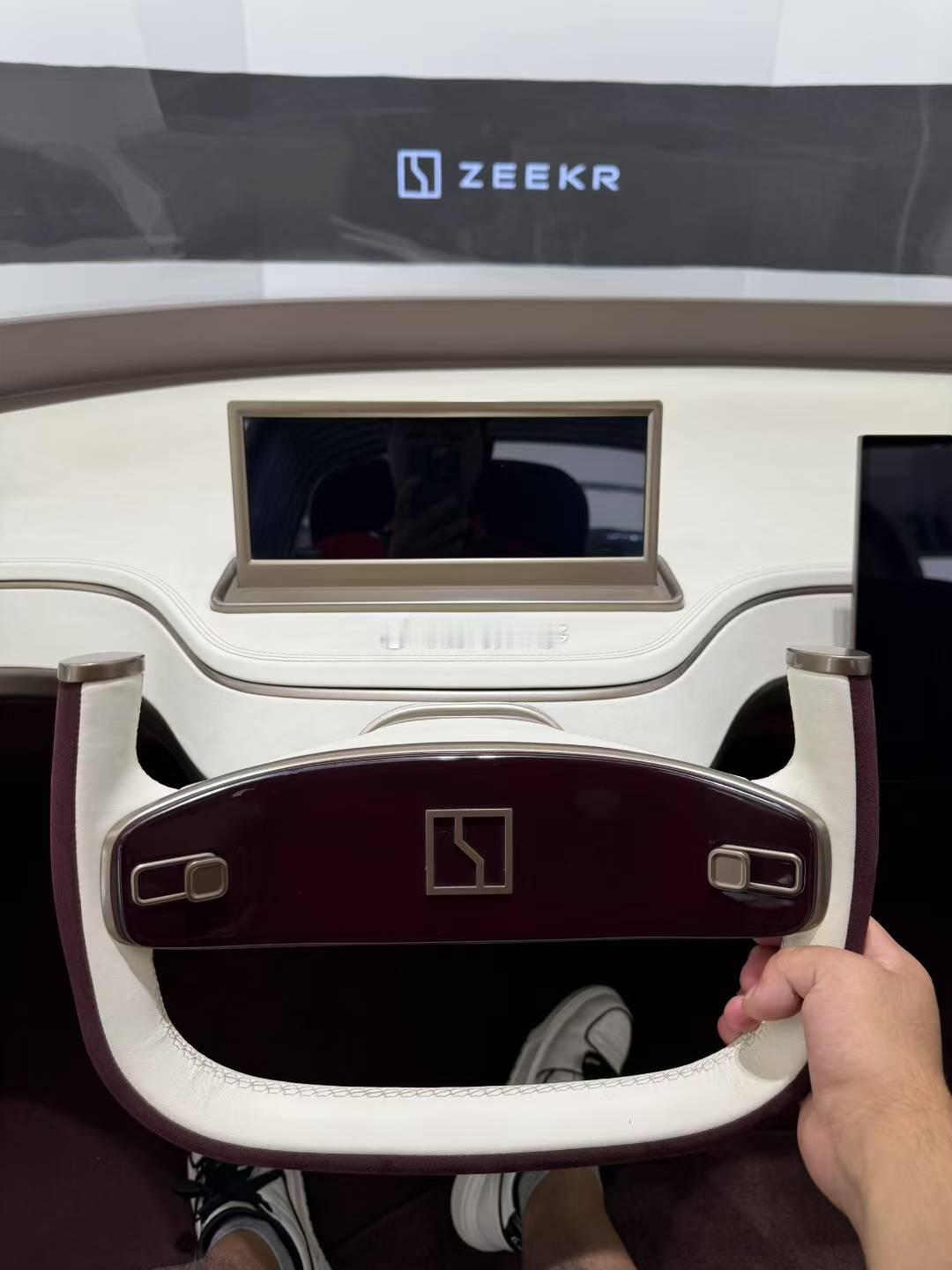 最近有朋友去参观了极氪在他们的概念车上也用了类似远端屏的设计 ​​​