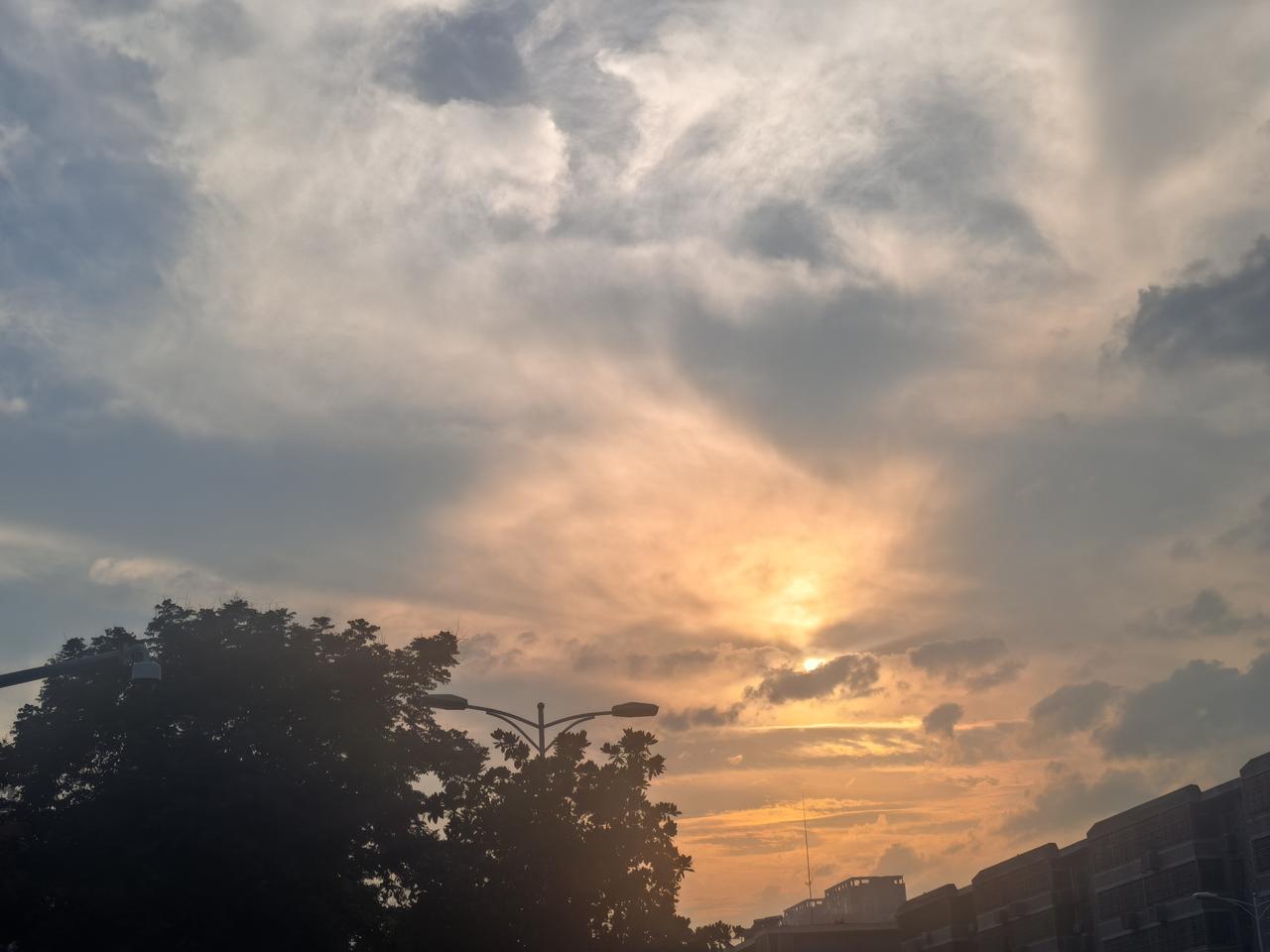 夕阳西下，断肠人在天涯

[玫瑰][心][玫瑰]

今日随手拍，拍到了绝美的夕阳
