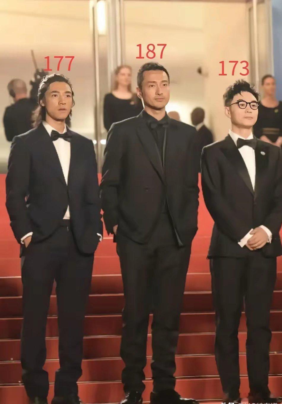 此沙就是金城武代餐吧？身高和外表也太像了！ 