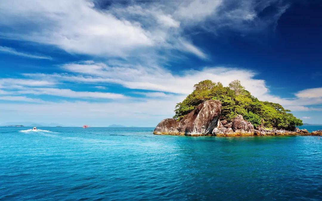 有个女生被采访说，她男朋友送了6年的外卖供她读完了本科和研究生。
她知道她亏欠他