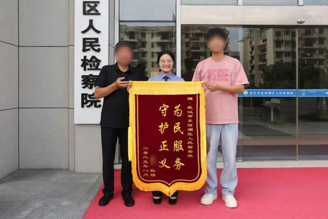 检察官火眼金睛识破“借款”骗局 被害人送锦旗致谢：近日，被害人小张及其父亲送锦旗