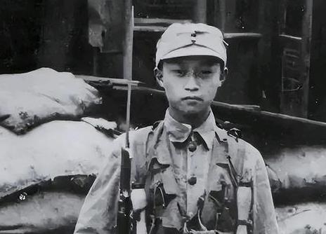 1938年，台儿庄战役，16岁的“狼兵”韦容松正在巡逻，途中，他碰到了由6名日军