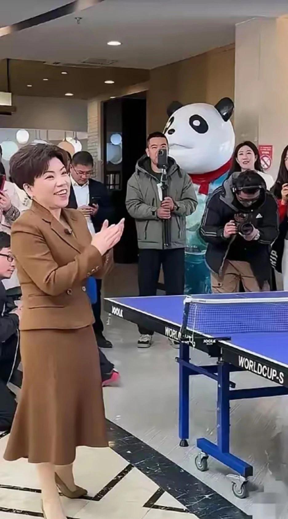 邓亚萍真是让人惊喜，51岁了，打乒乓球那么强，穿衣打扮也挺在行！你看她，个子15