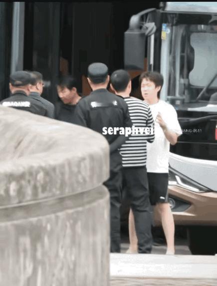 许昕崇明岛送别国乒！
远远就看到许昕一个个跟国乒教练运动员打招呼，许昕作为上海队