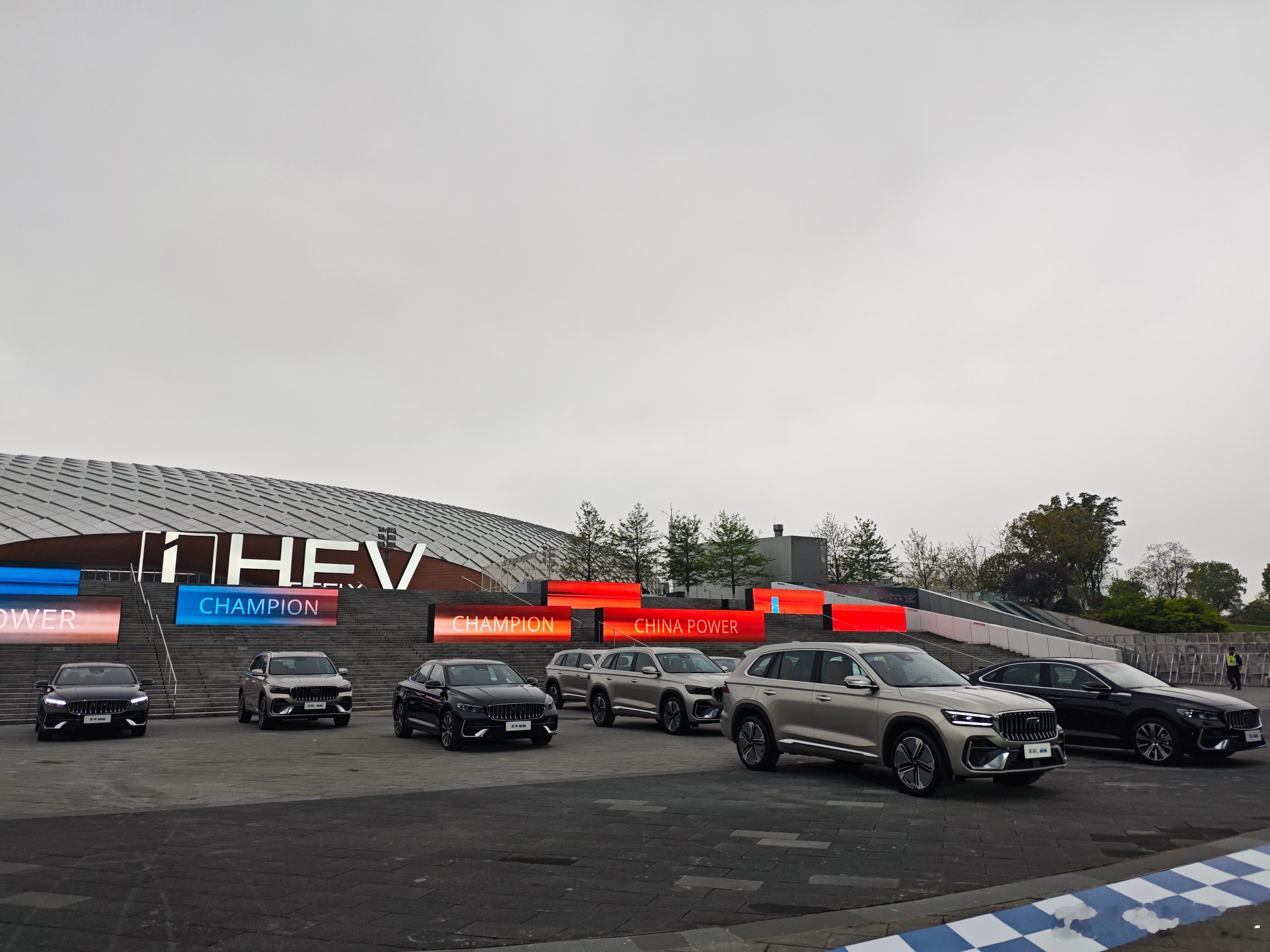 看见那个巨大的iHEV了吗？听说吉利今天要破纪录 杭州