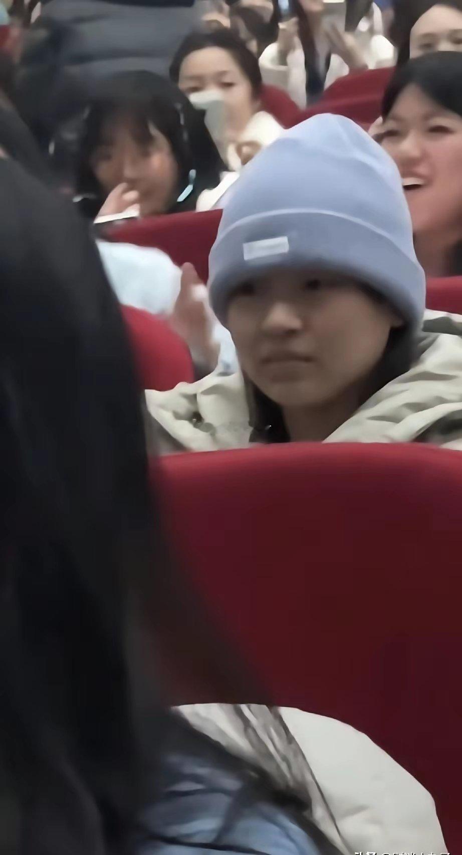 全红婵在剧场没笑，被网  暴了。他们说她冷  脸、耍大 牌。因为她没在别人的话剧