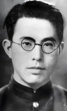 1942年，地下党郑文道求死未果被日军囚于医院。护士换药时总多给一张纱布，他猛然